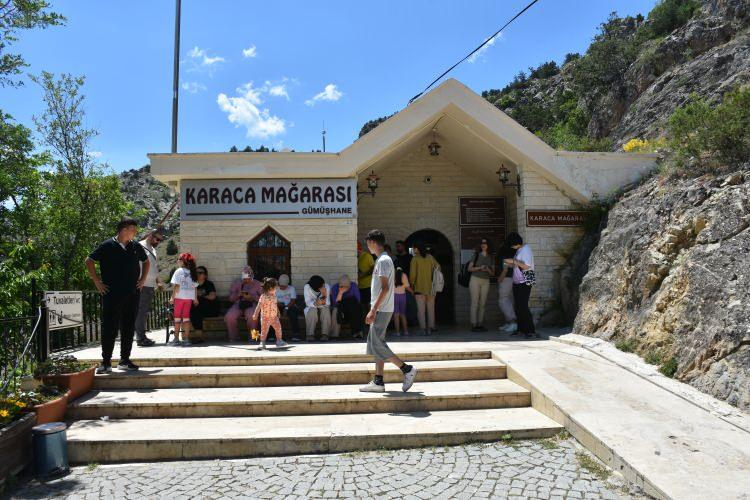 <p>Kurban Bayramı'nda Gümüşhane'ye gelen yerli ve yabancı turistler, Doğu Karadeniz'in önemli turizm destinasyonlarında olan Karaca Mağarası'nı ziyaret ediyor.</p>

<p> </p>
