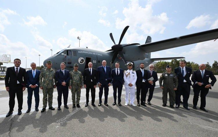 <p>Azerbaycan Cumhurbaşkanlığından yapılan açıklamaya göre, Cumhurbaşkanı İlham Aliyev, İtalya'nın Leonardo şirketi tarafından üretilen "C-27J Spartan" uçağını Bakü Haydar Aliyev Uluslararası Havalimanı'nda inceledi.</p>
