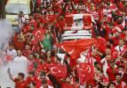 'Çılgın Türkler' Dortmund'u kırmızı beyaza boyadı 
