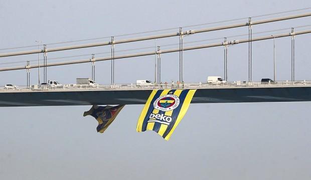 Fenerbahçe'nin bayrağı köprüye asıldı