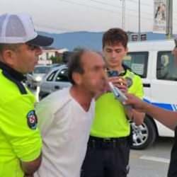Yol kenarına tuvaletini yapan alkollü sürücü polise yakalandı